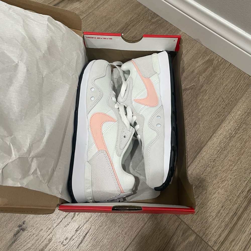 Nike Venture Runner sneakers Brand New in box size 6.5 in white/washed coral